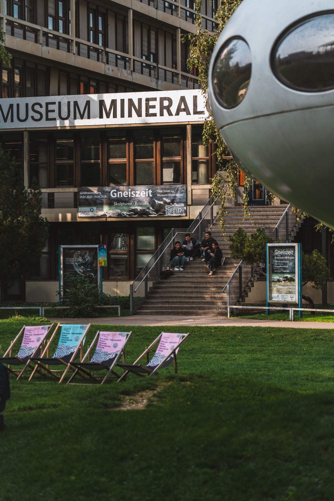 City photo — museum courtyard with deckchairs on the lawn